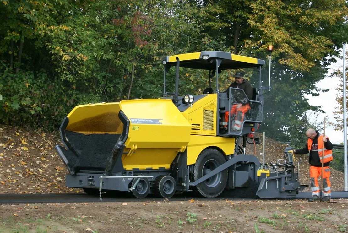 Асфальтоукладчик - ключевая техника в дорожных работах