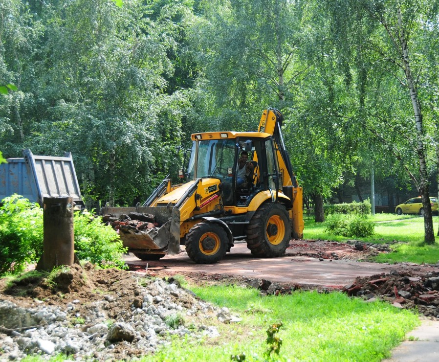Как аренда спецтехники помогает ускорить благоустройство парков и дворов