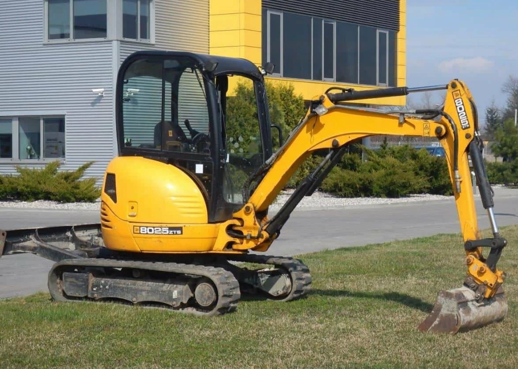 Мини-экскаватор - преимущества и сферы использования