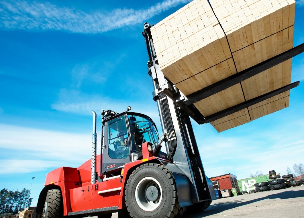 Погрузчик вилочный - применение на складе и стройке