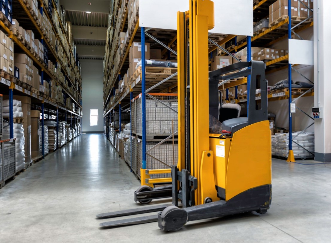 Самоходный штабелер - где используется и зачем нужен